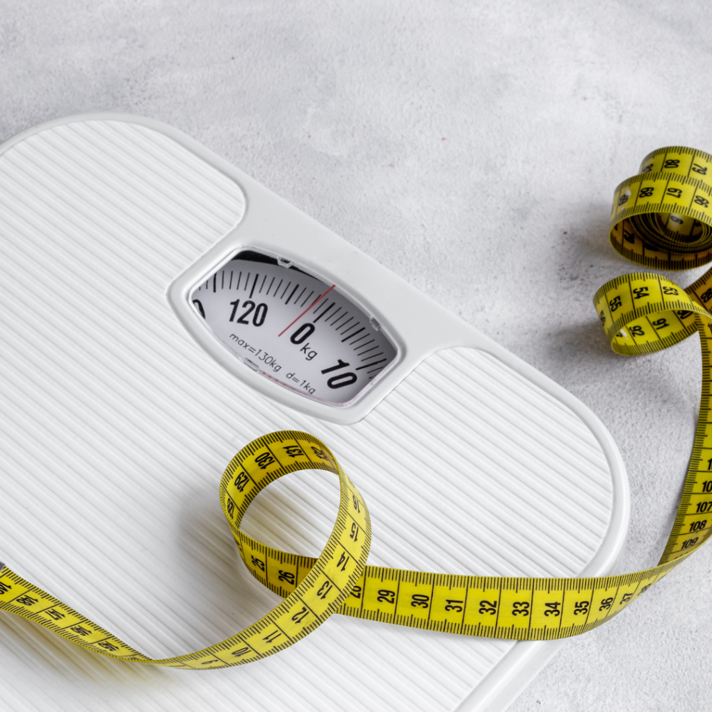 Losing weight healthily is a challenge for many people, especially when trying to follow restrictive diets that cause more frustration than results. The good news is that it is possible to lose weight in a balanced and sustainable way. Here are 7 effective tips to help you achieve this goal. Prioritize Dietary Reeducation Forget about miracle diets that promise quick results. The secret to healthy weight loss lies in dietary reeducation. Learning to make balanced choices, without giving up all the foods you like, is the key to maintaining long-term results. ➡️Tip: Include foods rich in fiber, lean proteins and good fats to ensure satiety and control hunger. Drink More Water Water is essential for the proper functioning of your metabolism and helps eliminate toxins. Often, the feeling of hunger is actually thirst in disguise. ➡️Tip: Keep a bottle of water nearby and make a habit of drinking throughout the day. Eat Balanced Meals Preparing balanced meals helps to avoid hunger pangs and binge eating. The ideal is to combine: 50% vegetables 25% protein 25% whole grain carbs ➡️Tip: Add olive oil or other sources of good fats to increase satiety. Avoid Long Periods of Fasting Going too long without eating can slow down your metabolism and increase your cravings for high-calorie foods. Ideally, you should eat every 3 or 4 hours. ➡️Tip: Always have practical and healthy options on hand, such as fruits, nuts or natural yogurt. Practice Physical Activity Regularly Physical exercise is essential to speed up your metabolism, burn calories and improve your overall health. Choose an activity that you enjoy to ensure consistency. ➡️Tip: Walking, dancing and functional training are great options to start with. Take Care of Your Emotional Health Stress and anxiety can lead to binge eating and make it harder to lose weight. Practicing meditation, yoga, or other relaxation techniques can help keep your mind balanced. ➡️Tip: Take a few minutes each day to take care of yourself and relieve stress. Seek the Support of a Nutritionist Every body is unique, and following a personalized eating plan makes all the difference. A specialized nutritionist can help you achieve results in a healthy and sustainable way. ➡️Tip: Dr. Morgana Moraes offers personalized plans that respect your routine and dietary preferences. Conclusion Losing weight in a healthy way is possible with balance and good choices. By following these tips, you will be on the right track to achieving your goals without giving up the pleasure of eating well. Want to take the first step towards a new version of yourself? Schedule an appointment with Dr. Morgana Moraes and find out how to lose weight in a gentle and effective way.